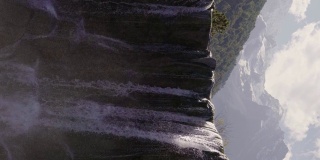 4K垂直，中国蓝月亮谷国家公园的瀑布。