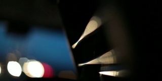 抽象的灯光散景效应在夜间驾驶的公共汽车。晚上开车时照亮金属表面