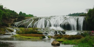 黄果树瀑布位于贵州