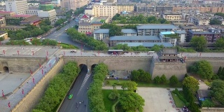 西安城墙。人们骑自行车。