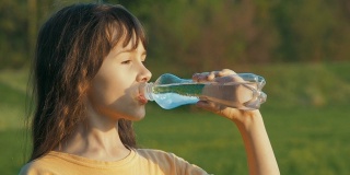 孩子喝水。