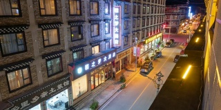 中国稻城的彩色照明城市，夜间道路上的轻车