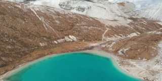 4k鸟瞰图和倾斜的牛奶湖自然保护区在国家公园，中国。