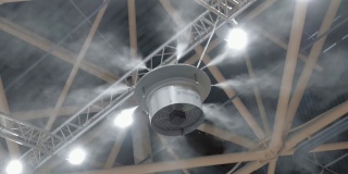 一个工业加湿器将水粒子喷到天花板上
