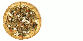 旋转披萨与烟熏香肠和橄榄在白色的背景。俯视图中心方向