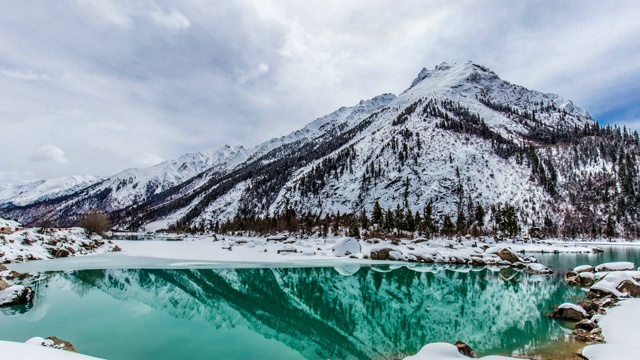 西藏的湖泊和山脉覆盖着积雪