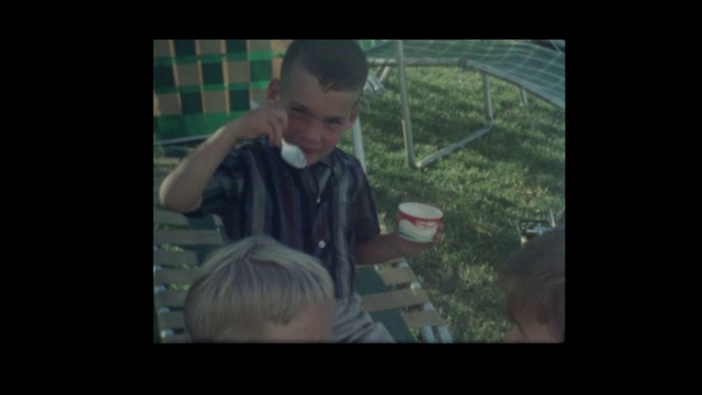 1964年男孩给小女孩吃冰淇淋冰棒