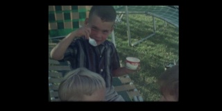 1964年男孩给小女孩吃冰淇淋冰棒
