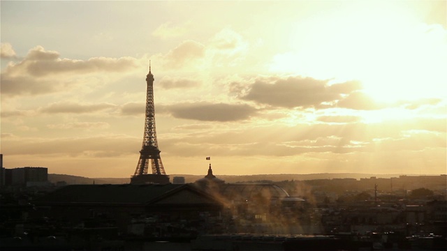 巴黎日落，老佛爷画廊屋顶。