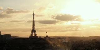 巴黎日落，老佛爷画廊屋顶。