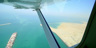 从飞机上鸟瞰迪拜海岸线