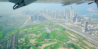 从飞机上鸟瞰迪拜码头，城市摩天大楼