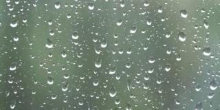 大雨打在窗户上，4k慢镜头60fps