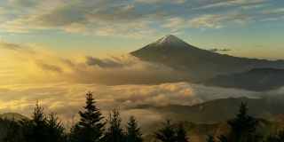 从夜到日富士山的时间流逝与晨雾或雾在藤川口子日出，山梨，日本。与山景观。