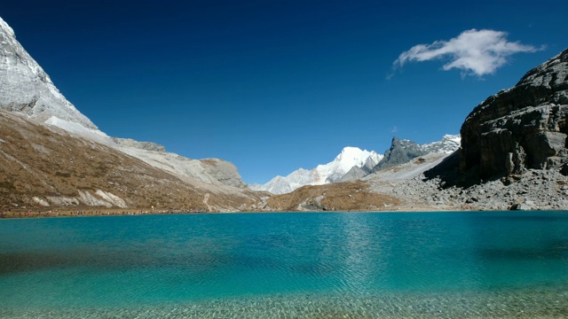 亚丁自然保护区牛奶湖碧空碧水的石灰石山谷五彩湖