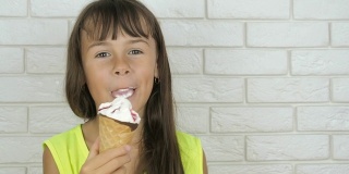 孩子吃冰淇淋。