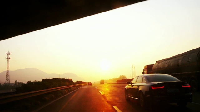 在日出的高速公路上开车
