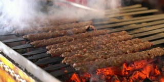 土耳其烤肉烤架与烟