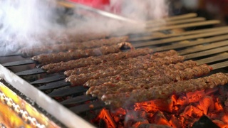 土耳其烤肉烤架与烟视频素材模板下载