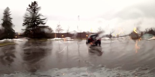 在白天下雨的时候靠近汽车挡风玻璃