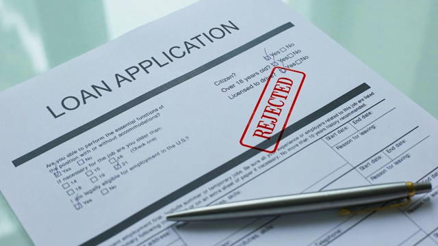 贷款申请文件被拒，特写手盖公章