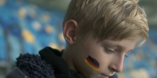 年轻的德国球迷在比赛失利后沮丧，足球锦标赛，团队支持