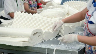 在乳胶枕厂生产线上工作的工人视频素材模板下载