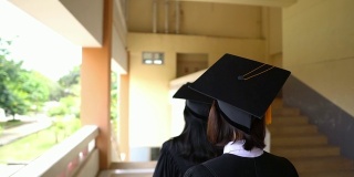 黑人毕业生在大学毕业典礼上穿黑色西装。