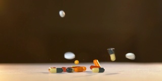 有很多有色药丸或毒品的背景。桌子上有很多药。急救箱里有药片。药学与医学。