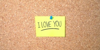 我爱你写的纸钉在木板上