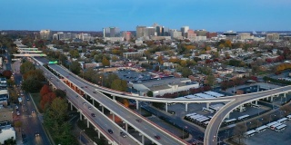 静态拍摄高速公路和市中心城市天际线特拉华州威尔明顿