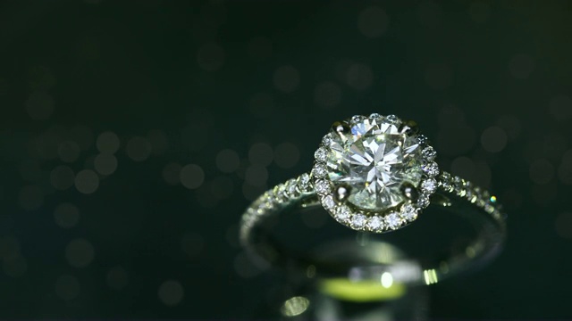 漂亮的结婚戒指和订婚戒指，4K 4K。