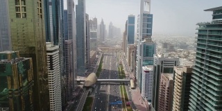 鸟瞰图迪拜五颜六色的摩天大楼，和漫长繁忙的道路，阿联酋。