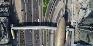 鸟瞰图的行人桥穿过五颜六色和繁忙的道路在迪拜，阿联酋。