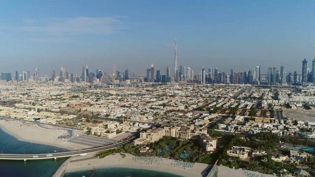 鸟瞰图迪拜城市与道路通往达里亚岛，阿联酋