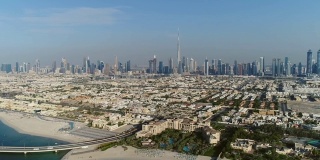 鸟瞰图迪拜城市与道路通往达里亚岛，阿联酋
