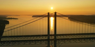 太阳向着塔科马海峡大桥上的地平线进发