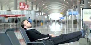 在机场候机室睡觉的旅客