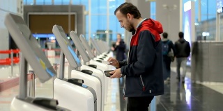 旅客在机场办理登机手续，并打印登机牌