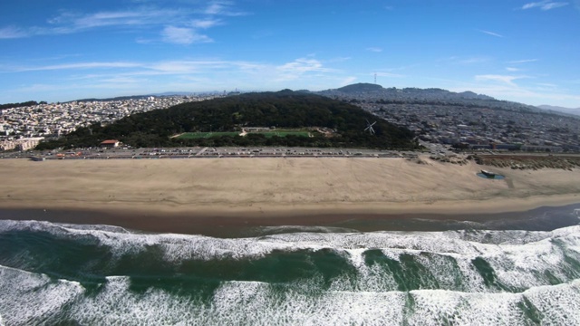 从直升机上俯瞰加州旧金山金门公园的海洋海滩