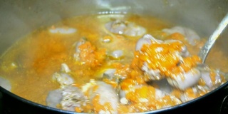 烹饪自制的食物。炖牛肉或用胡萝卜煮的鸡内脏浓汤。