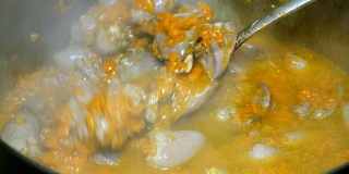 烹饪自制的食物。炖牛肉或用胡萝卜煮的鸡内脏浓汤。