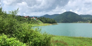 塞尔维亚的Zaovine湖，夏日美景