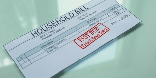 过期家庭账单，在文件上加盖手印，支付服务费用