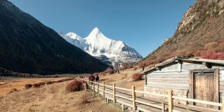 在亚丁自然保护区，西藏人和游客骑着马进入圣地羊迈永