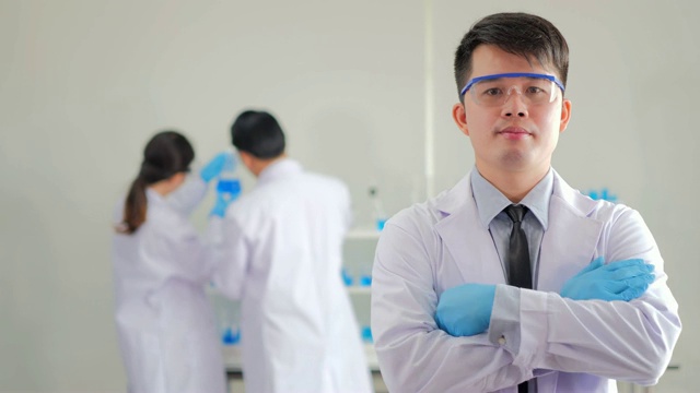 在生命科学实验室工作的卫生保健研究人员。描绘年轻男性研究科学家准备和分析在研究实验室。