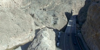 无人机在悬崖之间风景优美的亚利桑那州高速公路上空