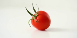 朵莉:白色背景上的新鲜红番茄