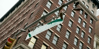 纽约曼哈顿邦德街的招牌上挂着的运动鞋