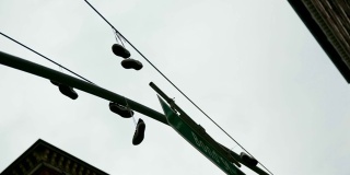 纽约的鞋菲迪——悬挂在街道标牌上的运动鞋